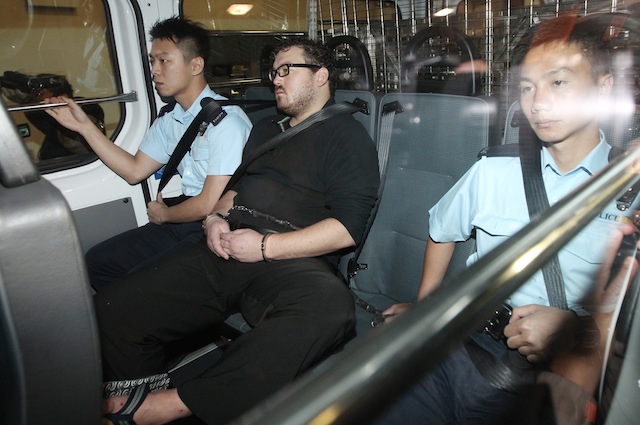 PRIME SUSPECT. 29-year-old British banker Rurik Jutting (C) is guarded by police on his way to the Eastern Magistrates' Courts in Hong Kong, China, 03 November 2014. Apple Daily/EPA