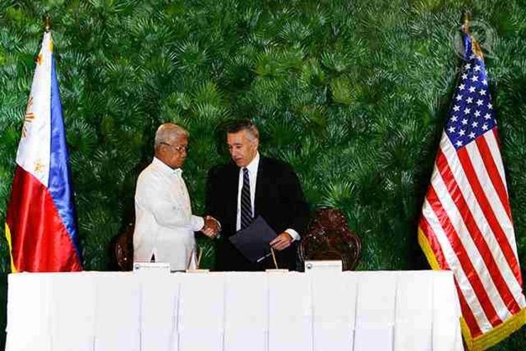 EDCA SIGNING. File photo of Philippine defense Secretary Voltaire Gazmin and US Ambassador to Manila Philip Goldberg after the signing of the agreement in April 2014. Photo by Ben Nabong/Rappler