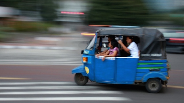 BAJAJ APP. Tidak hanya ojek, layanan pemesanan transportasi online sekarang juga tersedia untuk penumpang bajaj. Foto oleh id.techinasia.com 