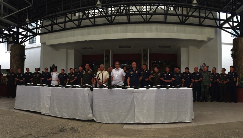 BROTHERS. AFP and PNP officials links arms during a ceremony at Camp Aguinaldo on February 19, 2015. Photo by Bea Cupin/Rappler 