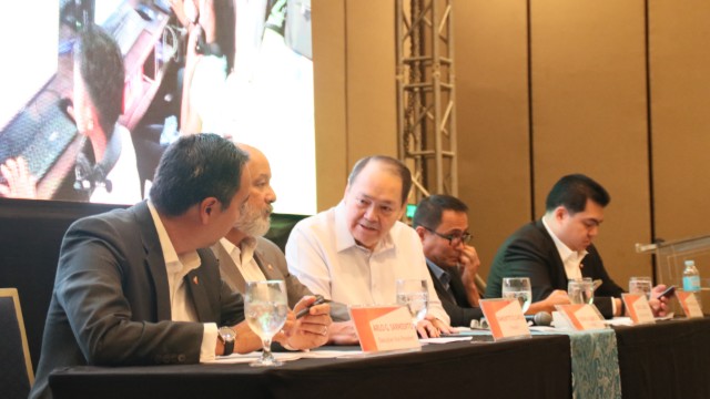 Vivant Corporation president and chief executive officer Arlo Sarmiento (seated left) says they intend to pursue energy and infrastucture projects in Cebu. Photo courtesy of Vivant Corporation  