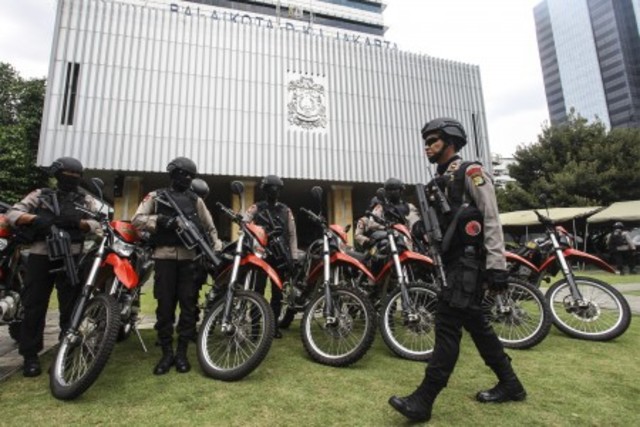 PENJAGAAN. Sejumlah anggota Brimob melakukan penjagaan di halaman kantor Balai Kota DKI Jakarta, Jakarta, Selasa, 1 November. Foto oleh Muhammad Adimaja/ANTARA 