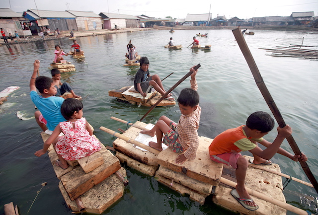 Anak-anak bermain di waduk di wilayah utara Jakarta, 19 Mei 2009. Foto oleh Adi Weda/EPA