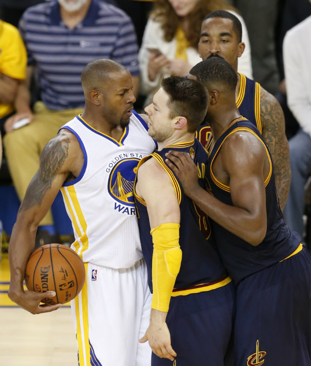 FACE TO FACE. Andre Iguodala (L) confronts Matthew Dellavedova. Photo by JOHN G. MABANGLO/EPA