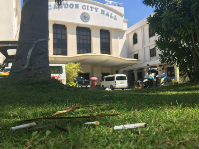 SIGN OF SMOKERS. The front lawn of the Candon City Hall is littered with cigarette butts. All photos by Mara Cepeda/Rappler     