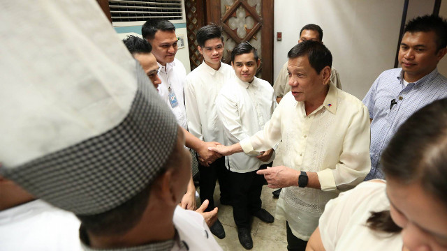 AT THE PALACE. President Rodrigo Duterte meets Malacañang chefs and wait-staff at a fellowship dinner with his San Beda Law School batchmates at Malacañang Palace on July 17, 2016. Photo from PCOO 
