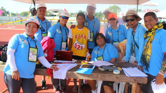 ALL SMILES. Ilocos Region's gold bagger Krystan Royce Trinidad poses for a photo with technical officials after her winning performance. Photo by Junmar dela Cruz/ DepEd/ Rappler 