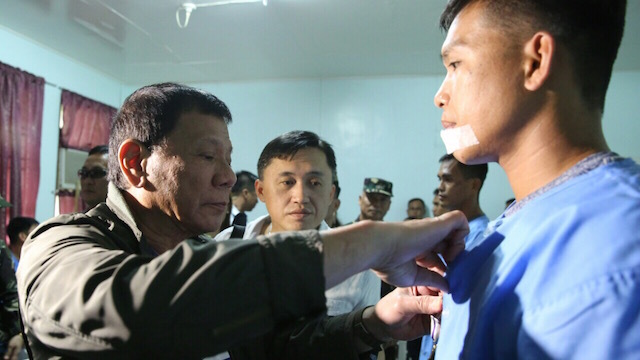AWARD. President Rodrigo Duterte visits the members of the Presidential Security Group injured in an ambush in Marawi City a day before his visit to Lanao del Sur. Contributed photo  