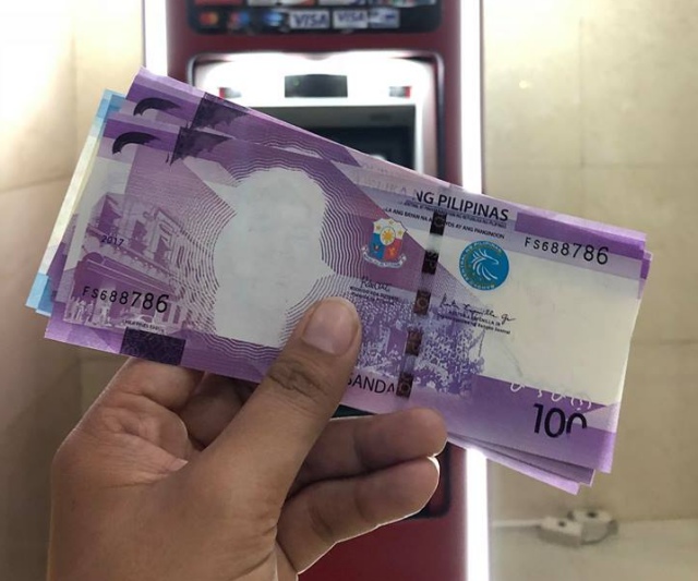 FACELESS. Earla Anne Yehey, BPI client, posts photos of withdrawn 4 pieces of P100 bills without the late President Manuel Roxas' face on them. Photo from Yehey's Facebook account 