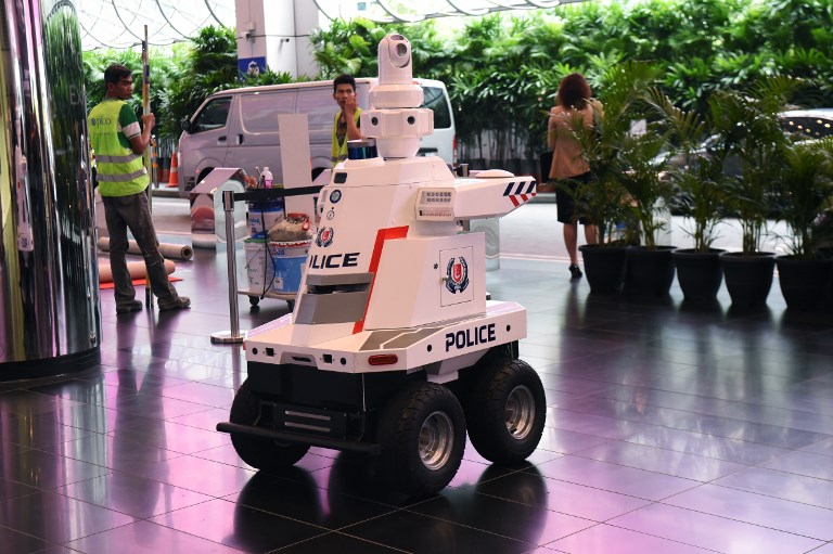 ROBOCOP. A 'police robot' patrols at the Suntec City convention and exhibition center during the 33rd ASEAN summit in Singapore. 
Photo by Roslan Rahman/AFP 