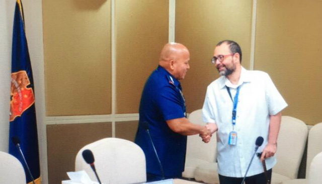 TRANSPARENT. Commission on Human Rights Chairperson Chito Gascon attends a meeting with Philippine National Police Chief Director General Ronald dela Rosa. Photo from CHR 