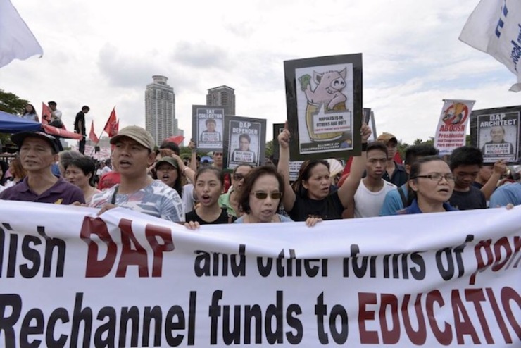 NO PORK PLEASE. Protesters at the anti-pork barrel rally in Manila on August 25. Photo by LeAnne Jazul/Rappler