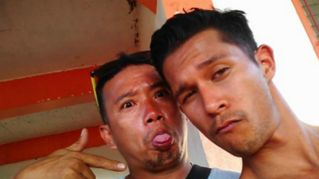 SKATERS. Ethan Cochard shares a selfie with Siquijor/Manila  longboarder Joel Belcina. 