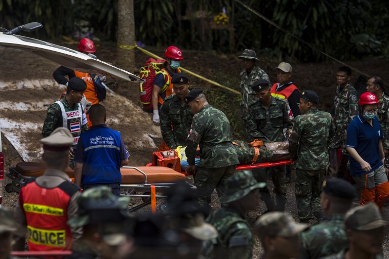 RESCUE DRILLS. Thai soldiers and rescue workers take part in drills as the rescue operations continue for 12 boys and their coach trapped at Tham Luang cave at Khun Nam Nang Non Forest Park in the Mae Sai district of Chiang Rai province on July 4, 2018. Photo by Ye Aung Thu/AFP 