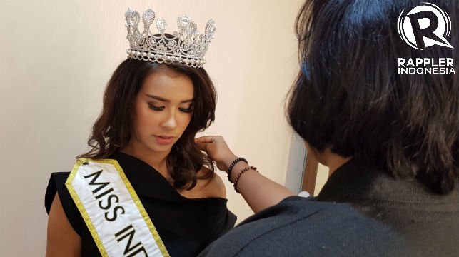 PERSIAPAN. Achintya Nilsen melakukan berbagai persiapan sebelum berangkat ke Miss World pada November 2017. Foto oleh Sakinah Ummu Haniy/Rappler 