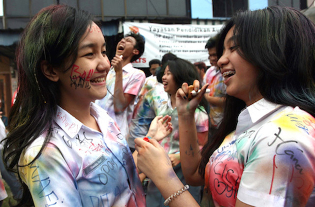 Siswi-siswi di SMU di Medan, Sumatra Utara, sedang merayakan kelulusan mereka, 18 April 2013. Foto oleh Dedi Sahputra/EPA 