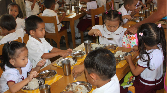 SUSTENANCE. Feeding programs are one of the important points in maintaining a healthy disposition of children. File photo of DSWD