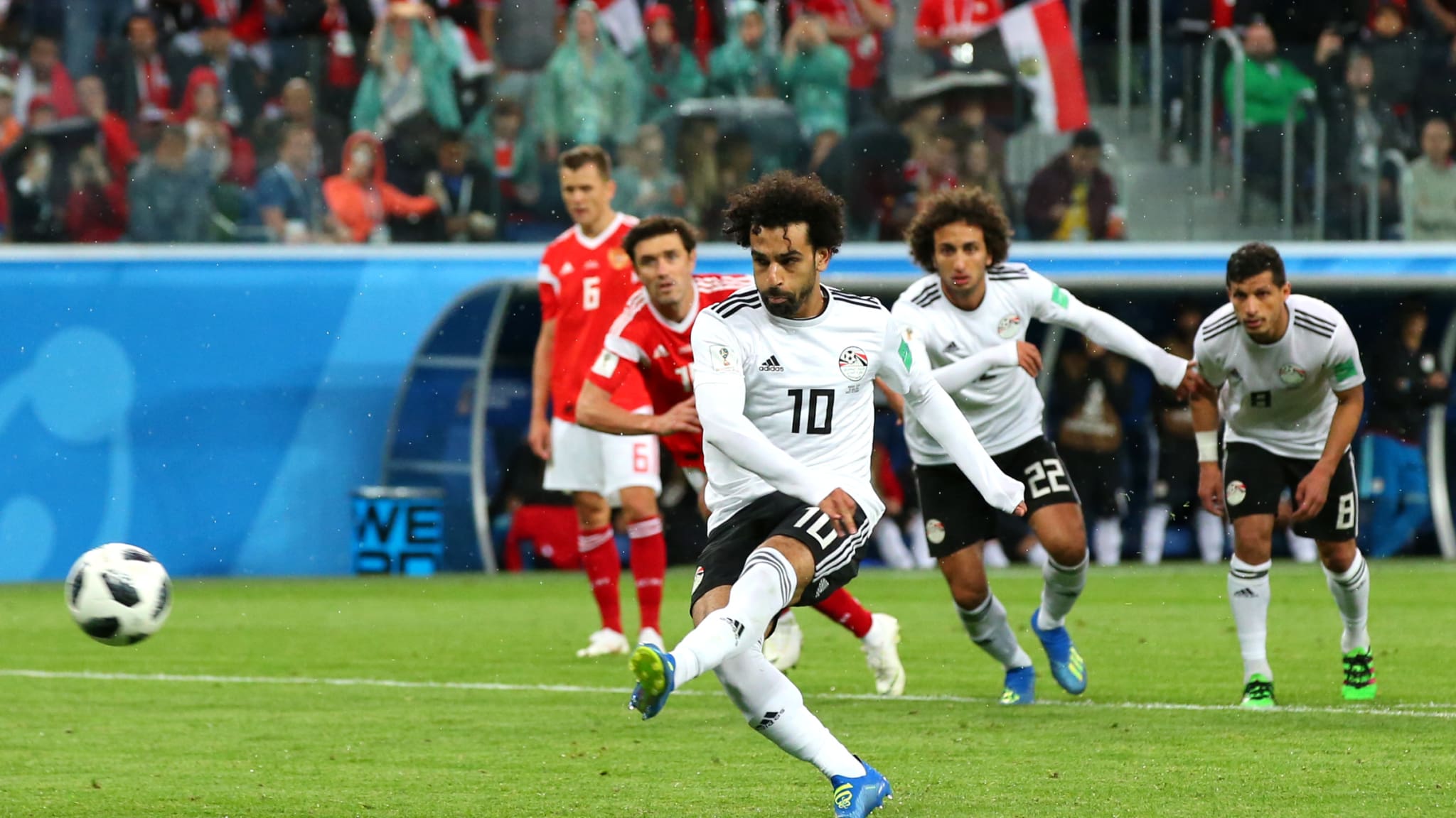 PENALTI. Mohamed Salah menyumbang gol pertama Mesir lewat penalti. Foto dari FIFA.com 