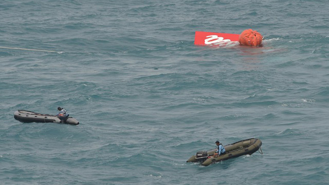 Bagian ekor pesawat AirAsia QZ8501 ditemukan mengapung di perairan Laut Jawa pada 10 Januari 2015. Foto oleh Adek Berry/AFP