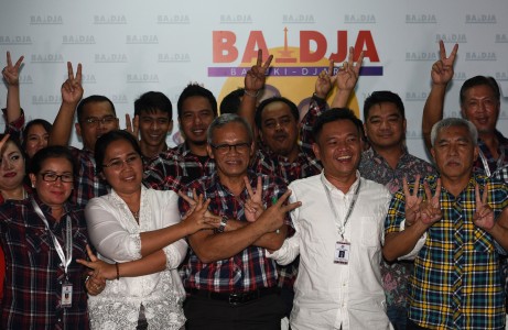 Perwakilan empat partai pendukung duet Ahok-Djarot bergandengan tangan seusai memberikan keterangan pers mengenai hasil rapat konsolidasi pemenangan di Jakarta, Rabu (16/11). Foto oleh Sigid Kurniawan/ANTARA 