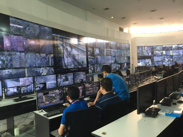 ON WATCH. The Metropolitan Manila Development Authority's MetroBase takes charge in monitoring CCTV cameras placed along major thoroughfares in Metro Manila. Photo by Khristine Montenegro/Rappler 
