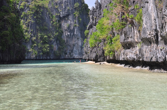 EL NIDO. Ei Nido town in Palawan is known for its white sand beaches and limestone formations. Photo by Андрей Бобровский, CC BY 3.0  