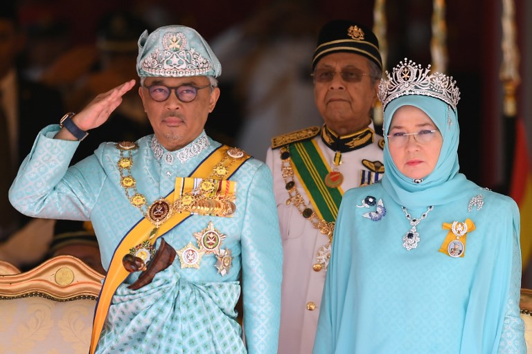 ENTHRONED. The incoming 16th King of Malaysia, the sixth Sultan of Pahang, Sultan Abdullah Sultan Ahmad Shah, salutes beside his wife the queen. Behind them is Malaysia's Prime Minister Mahathir Mohamad. Photo by Mohd Rasfan/AFP    