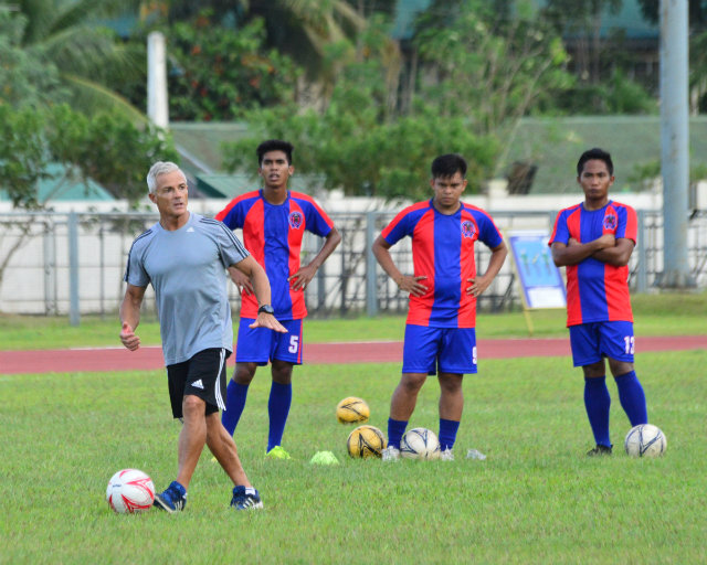 TRAINING. Coach Gary Phillips leads the Aguilas in training. Photo by Bob Guerrero/Rappler 