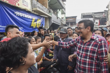 Calon Wakil Gubernur DKI Jakarta Djarot Saiful Hidayat (kanan) menyapa warga saat melakukan "blusukan" di kawasan Karanganyar, Jakarta, Senin (14/11). Foto oleh Hafidz MubarakdANTARA 