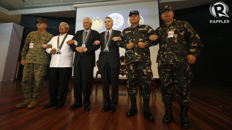 BALIKATAN 2014: Philippines and US officials stand shoulder to shoulder. Ben Nabong/Rappler