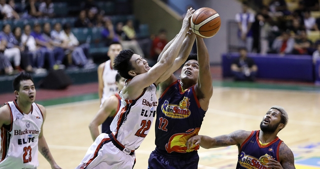 OFFENSIVE THREAT. Allein Maliksi finishes with 23 points for the Blackwater Elite. Photo from PBA Images  