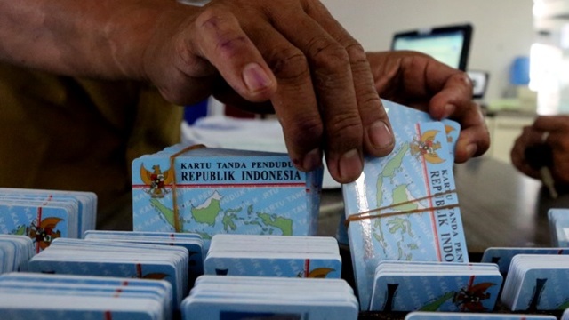 SEUMUR HIDUP. Petugas Kantor Pelayanan Perizinan Terpadu Satu Pintu (KPPTSP) Kota Banda Aceh melayani warga yang membuat Kartu Tanda Penduduk (KTP) di Banda Aceh, Aceh, Senin, 4 Januari 2016. Foto oleh Irwansyah Putra/Antara