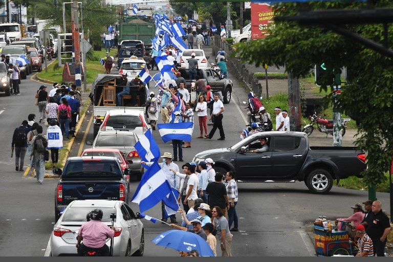 PROTESTS. Anti-government protesters stand forming a 'Human Chain' in Managua, on July 4, 2018. Photo by Marvin Recinos/AFP