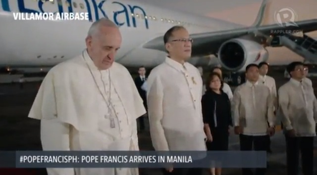 Pope Francis (L) and President Benigno Aquino III (2nd L) during the arrival ceremony for the pontiff at the Villamor Airbase in Manila, Philippines, January 15, 2015. Rappler photo