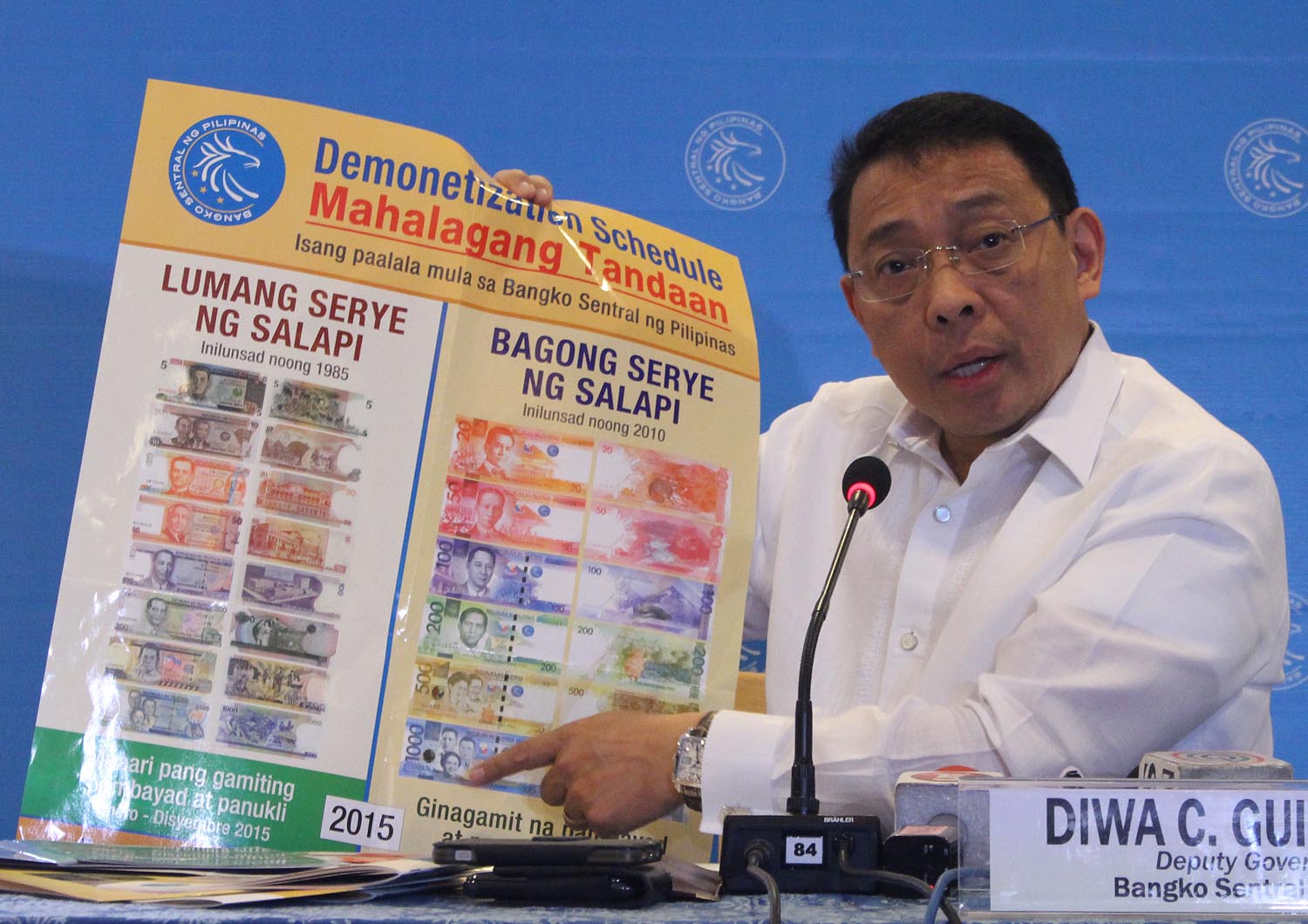 NEW DEADLINE. Bangko Sentral ng Pilipinas Deputy Governor Diwa Guinigundo shows old and new banknotes in a press conference. Photo by Joel Liporada/Rappler 