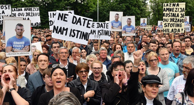 PROTEST. Citizens of Sarajevo and Banja Luka gather in a joint protest in Sarajevo on May 15, 2018, seeking justice in the deaths of Dzenan Memic and David Dragicevic. Photo by Elvis Barukcic / AFP 