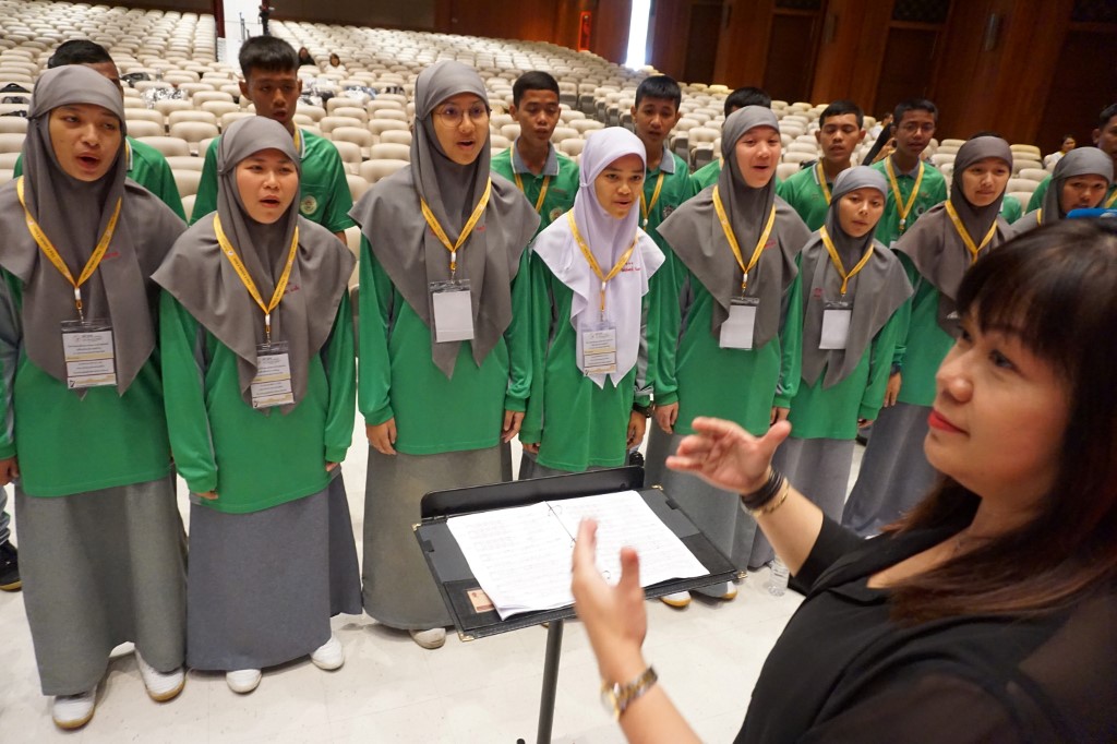 PEACE. This picture taken on November 21, 2019 shows Muslim students from the Attarkia Islamiah Institute singing during a rehearsal in Bangkok, ahead of their performance for Pope Francis at Chulalongkorn University. Photo by Joe Freeman/AFP  
