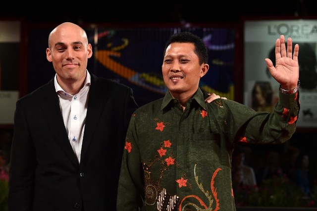SUTRADARA DAN BINTANGNYA. Sutradara Joshua Oppenheimer dan Adi Rukun, tokoh documenter, menghadiri penayangan documenter ‘The Look of Silence’, sekuel dari ‘The Act of Killing’. Foto dari Gabriel Bouys/AFP