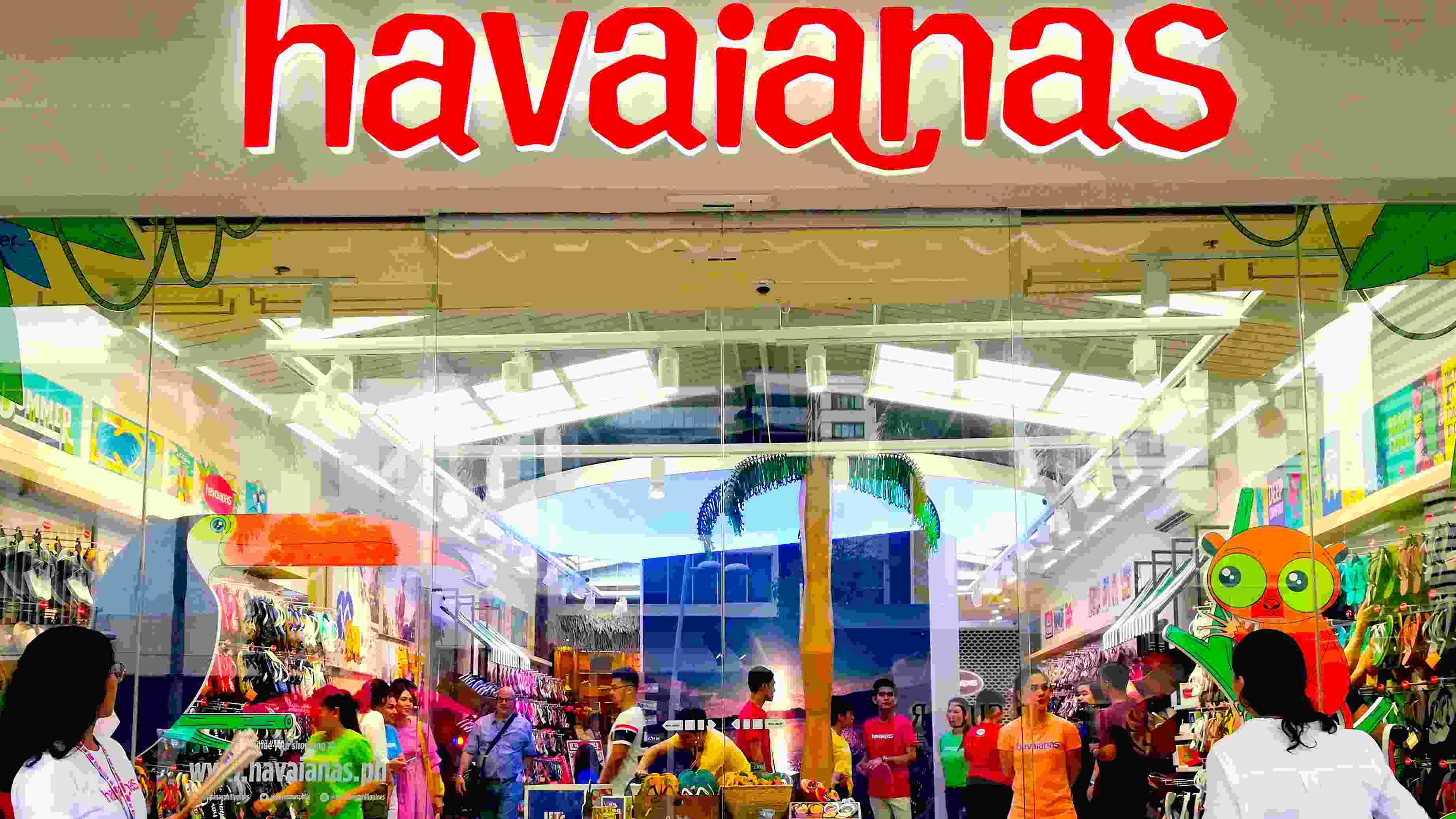 FLAGSHIP BRANCH. Flip-flop brand Havaianas launches its first stand-alone store in BGC, Taguig. Photo by Steph Arnaldo/Rappler 