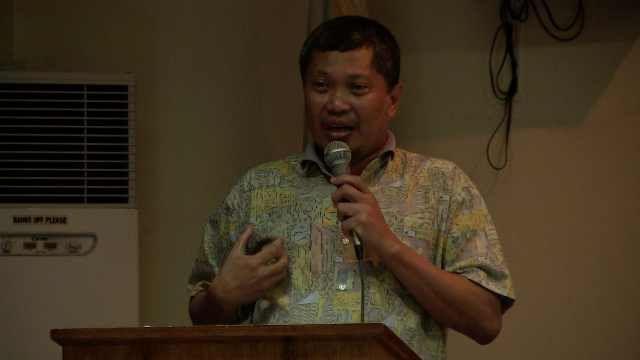 POVERTY. Rene Gumba, executive director of the Jesse Robredo Center for Good Governance, says one of the causes of poverty in Bicol Region is the high number of political dynasties. Photo by Charles Salazar/ Rappler 