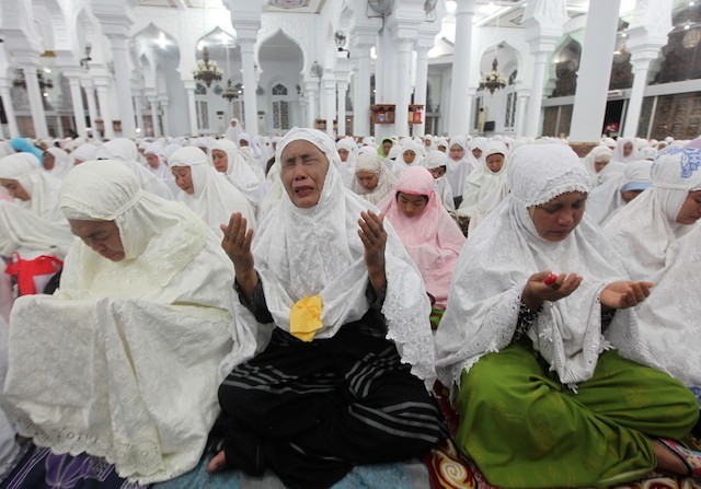 Ilustrasi. Warga Aceh memperingati tragedi tsunami di Masjid Baiturrahman Banda Aceh, Indonesia, 25 December 2014. FOTO oleh Adi Weda/EPA 