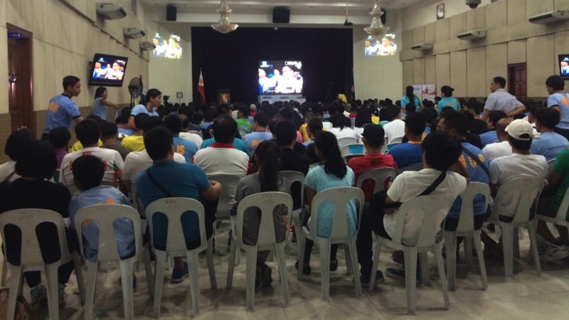 Police personnel and their families watch the Pacquiao-Mayweather fight at the Multipurpose Center on Sunday, May 3. Photo by Rappler