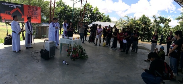 REMEMBER. A mass is heard in honor of the massacre victims. Photo by Rappler