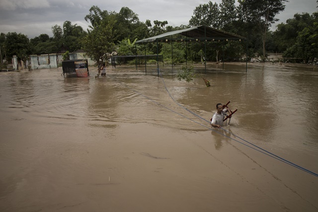 BANJIR. Ilustrasi banjir di menggenangi permukiman di Kampung Sewu, Jebres, Solo, Jawa Tengah. Foto oleh Maulana Surya/ANTARA 