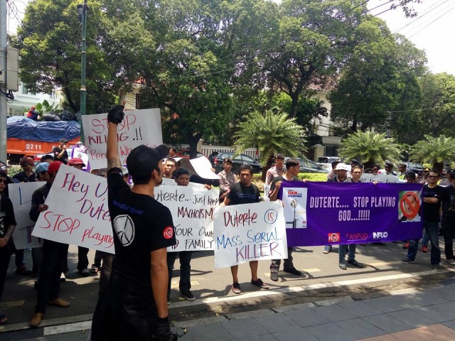 PROTES DUTERTE. Puluhan massa dari organisasi Persaudaraan Korban Napza Indonesia (PKNI) ketika berunjuk rasa di depan gedung Kedutaan Filipina di Jakarta pada tanggal 11 Oktober. Foto oleh PKNI 