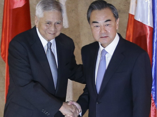 RARE MEETING. Philippine Foreign Secretary Albert del Rosario (L) and Chinese Foreign Minister Wang Yi hold a rare bilateral meeting on November 10, 2015, at the Philippine Department of Foreign Affairs in Pasay City. Photo by Mark Cristino/EPA 