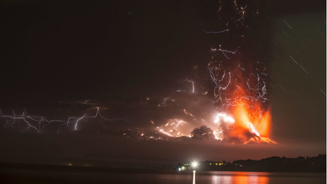 ERUPTION. General view of the Chilean Calbuco volcano from Puerto Montt, located some 1,000 km south of Santiago de Chile. Photo by EFE/EPA
 