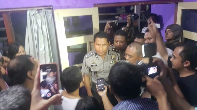 PEMBUBARAN PEMUTARAN FILM. Suasana pelarangan acara nobar dan diskusi film dokumenter 'Pulau Buru: Tanah Air Beta' karya di sekretariat AJI Yogyakarta dalam rangka Hari Kebebasan Pers Dunia. Foto dari AJI Yogyakarta