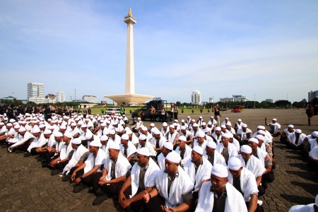 Pasukan Asmaul Husna Polri mengikuti apel pasukan pengamanan Pilkada 2017 di Monas, Jakarta, Rabu (2/11). Foto oleh Rivan Awal Lingga/ANTARA 