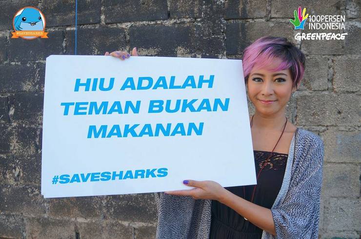SELAMATKAN HIU? Riyanni Djangkaru, inisiator kampanye online #SAVESHARKS, memegang poster yang bertuliskan, ‘Hiu adalah teman, bukan makanan.’ Foto oleh laman Facebook Savesharks Indonesia
